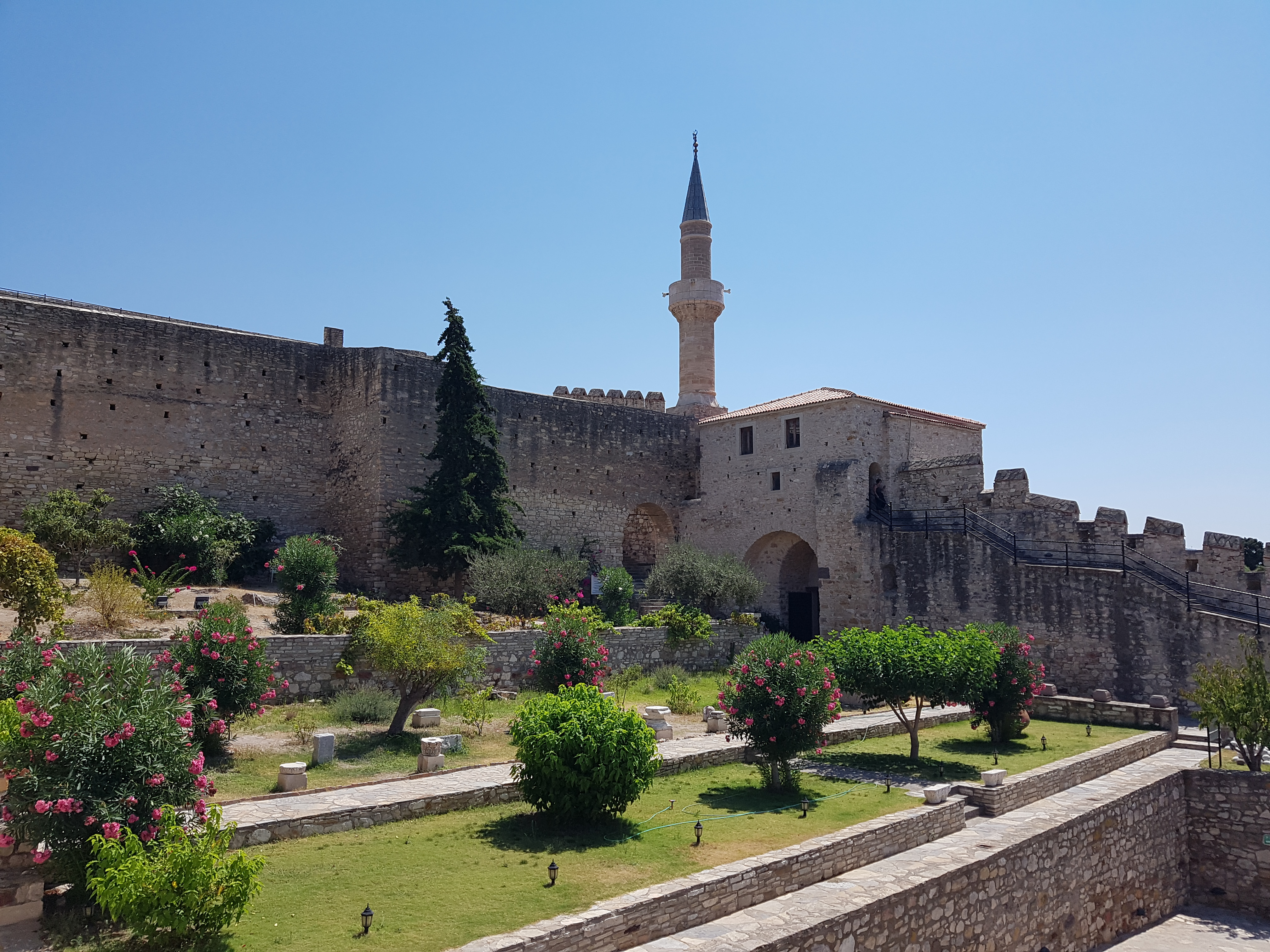 Çeşme Kalesi Içi 01