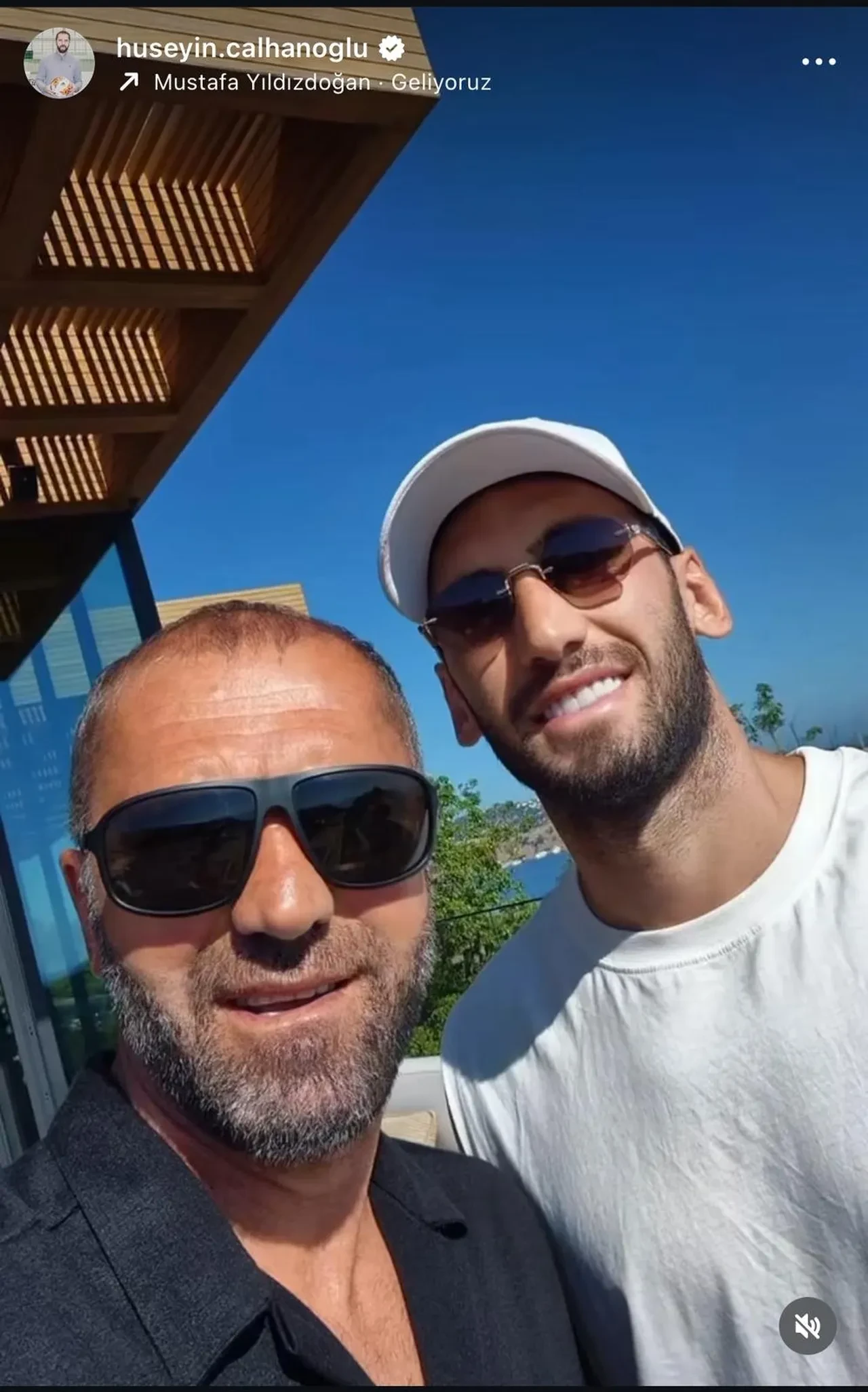 Galatasaray Taraftari Ayakta Hakan Calhanoglunun Babasi Mujdeyi Verdi 3233235 202507101140 2