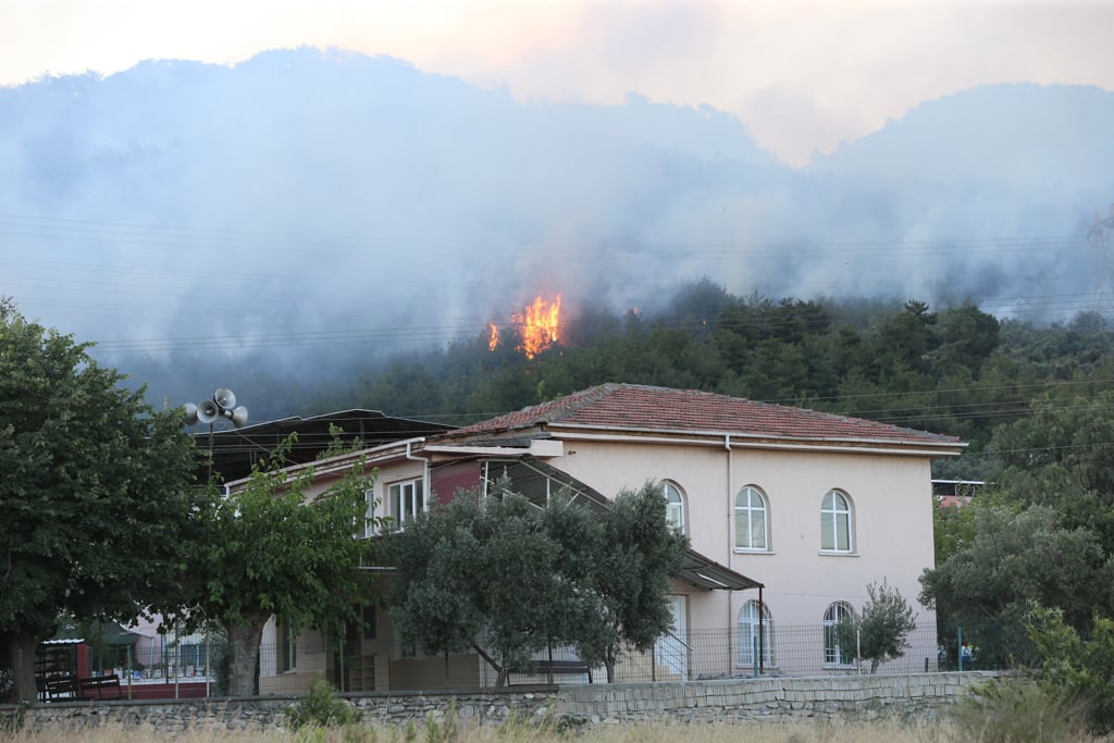 Hatay Daki Yangina Mudahale Suruyor
