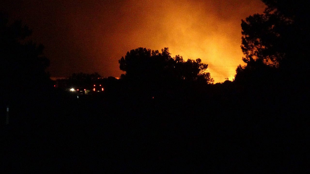 Izmir De Orman Yanginlari Suruyor Bircok Mahalle Bosaltildi Karayolu Kapatildi
