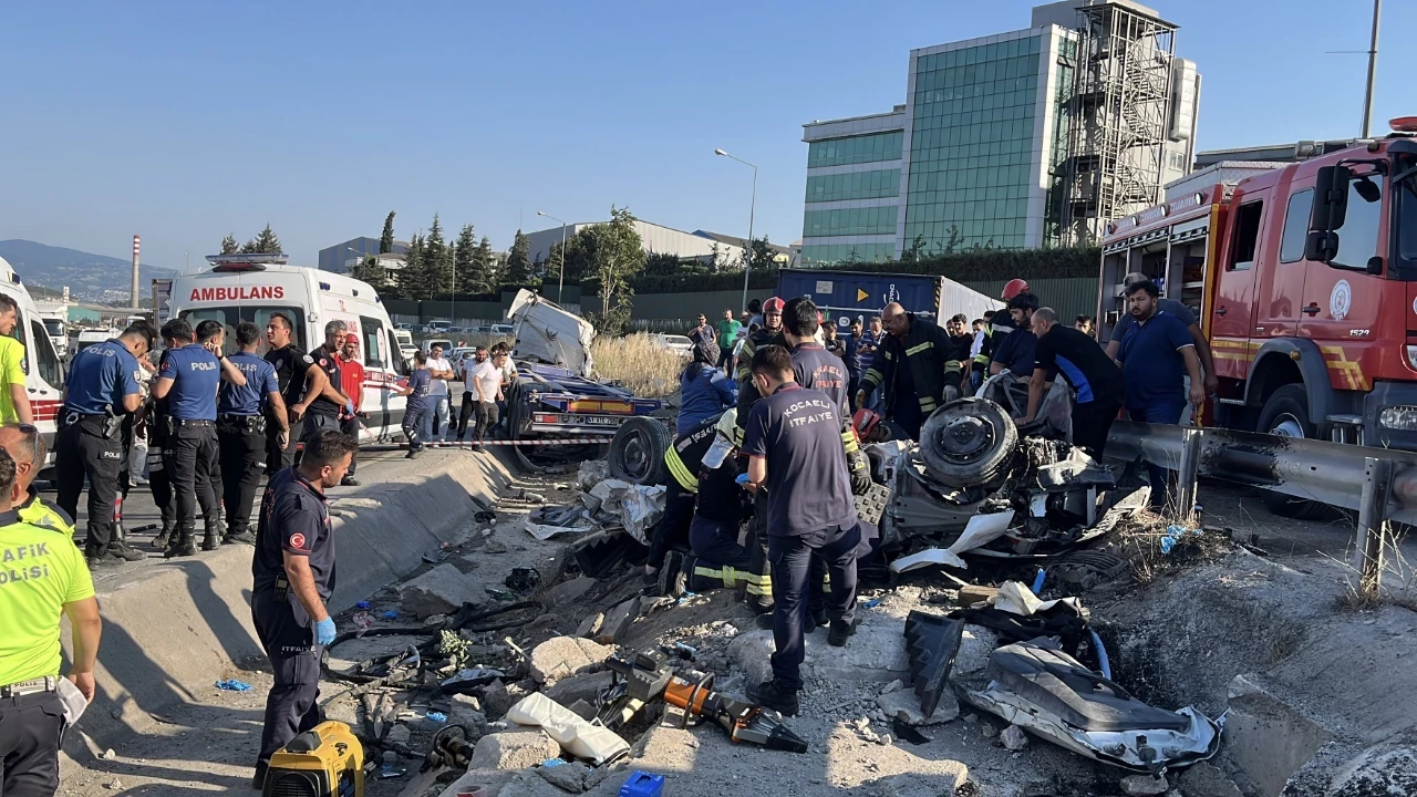 Kocaelide Iki Otomobil Ve Tir Carpisti 5 Olu 1 Yarali 4Bgn