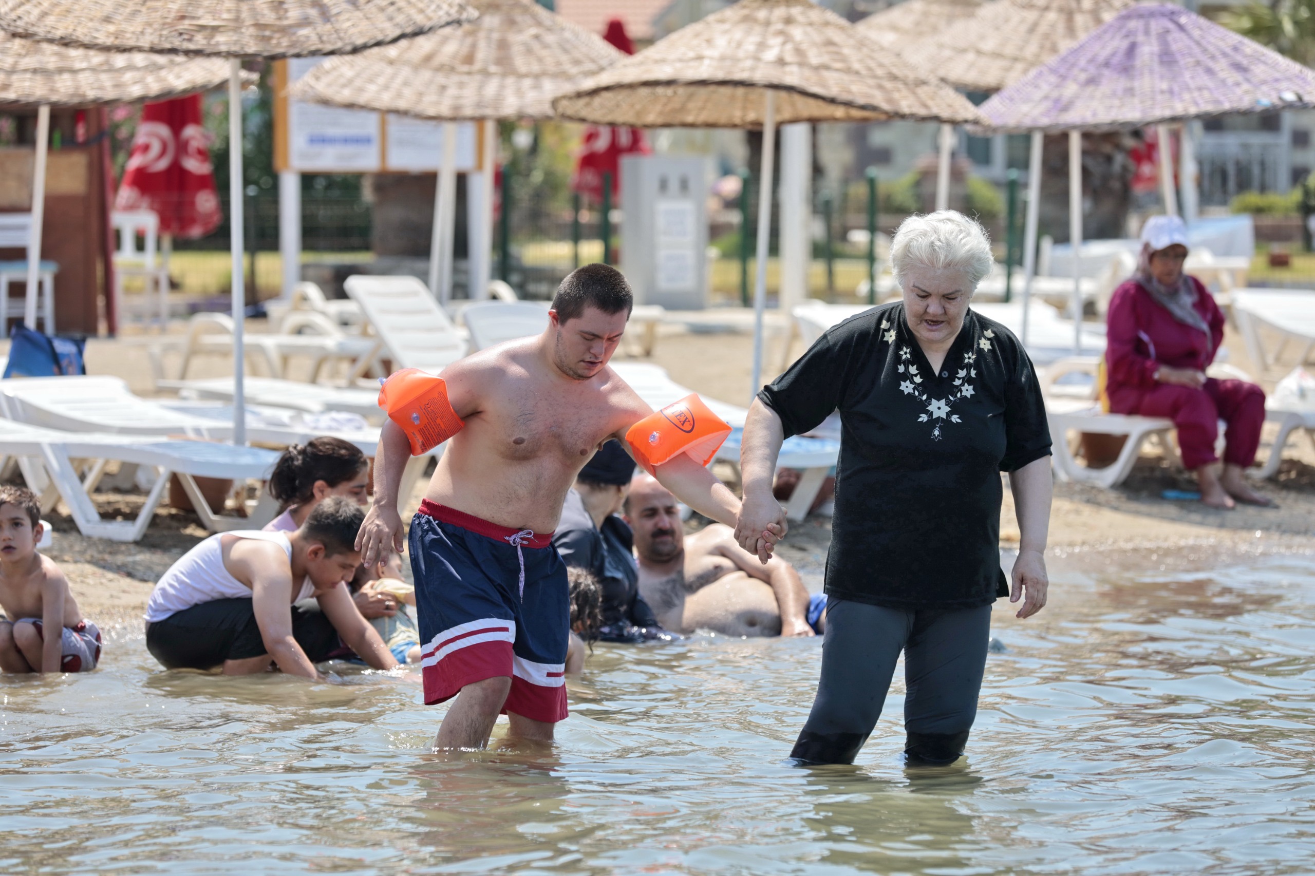 Konak Belediyesi Engelli Bireyler Ve Ailelerini Denizle Buluşturdu (1)
