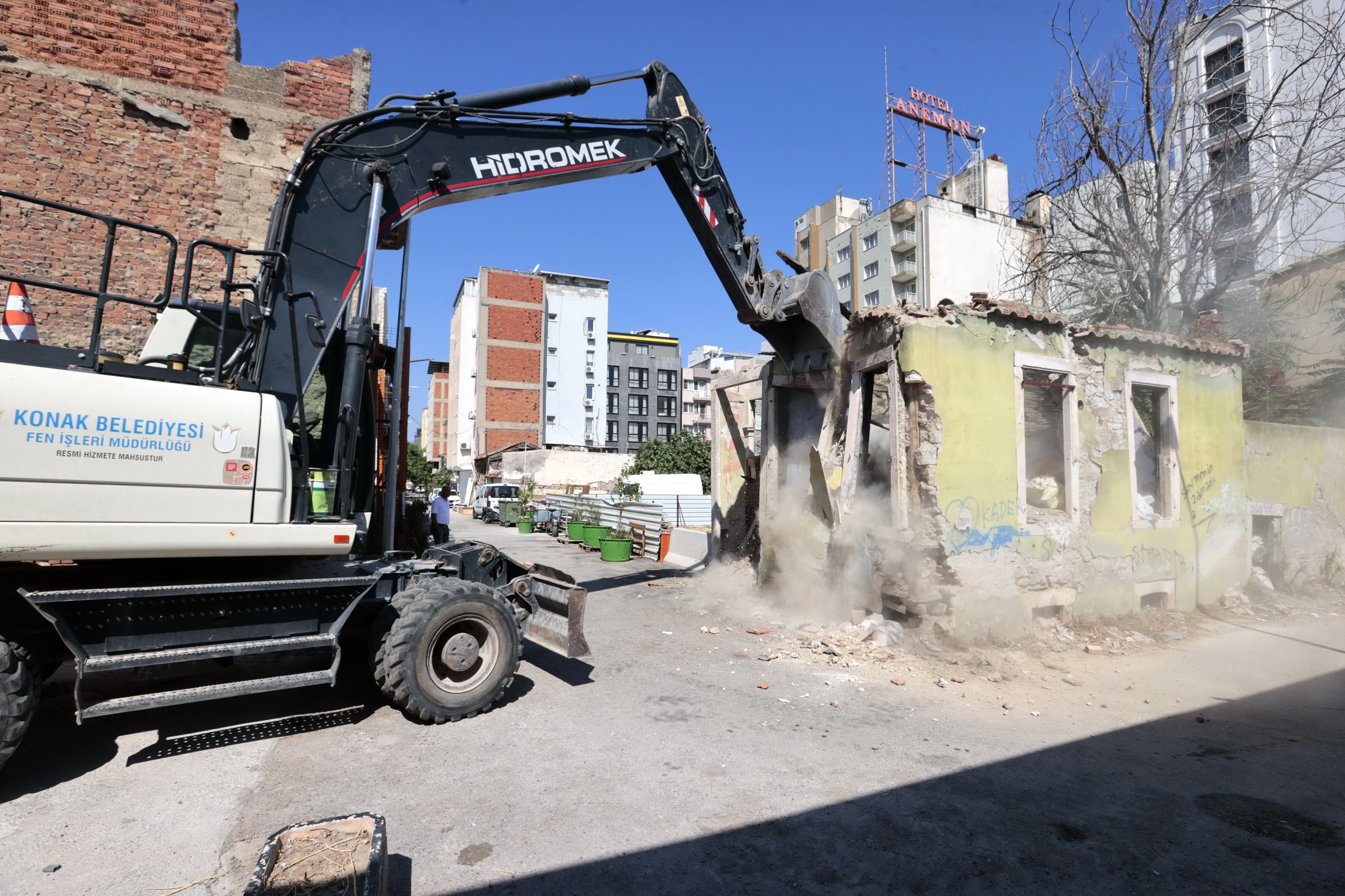Konak'ta Metruk Yapılara Geçit Yok (5)