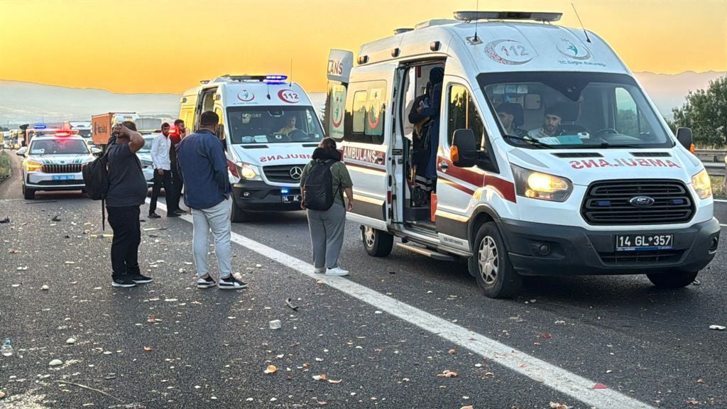 Anadolu Otoyolu Nda Yolcu Otobusu Kamyona Carpti 1 Kisi Oldu 10 Kisi Yaralandi