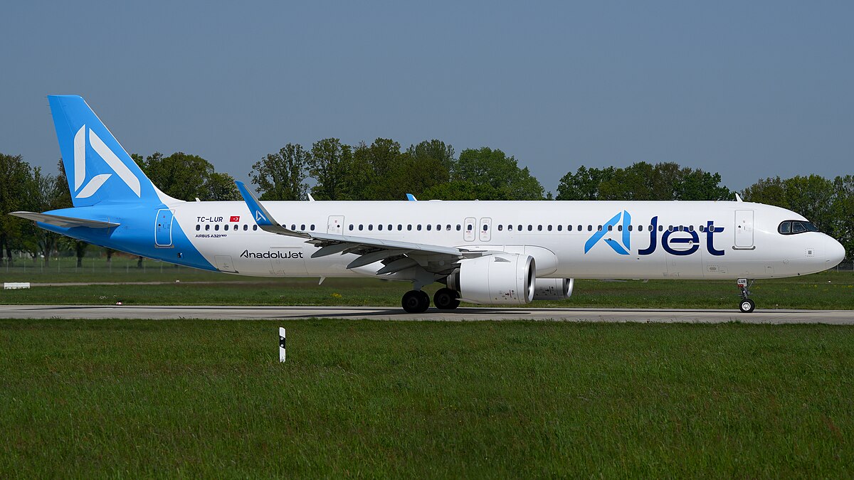 Hannover Airport A Jet Airbus A321 271 N X T C L U R ( D S C06707)