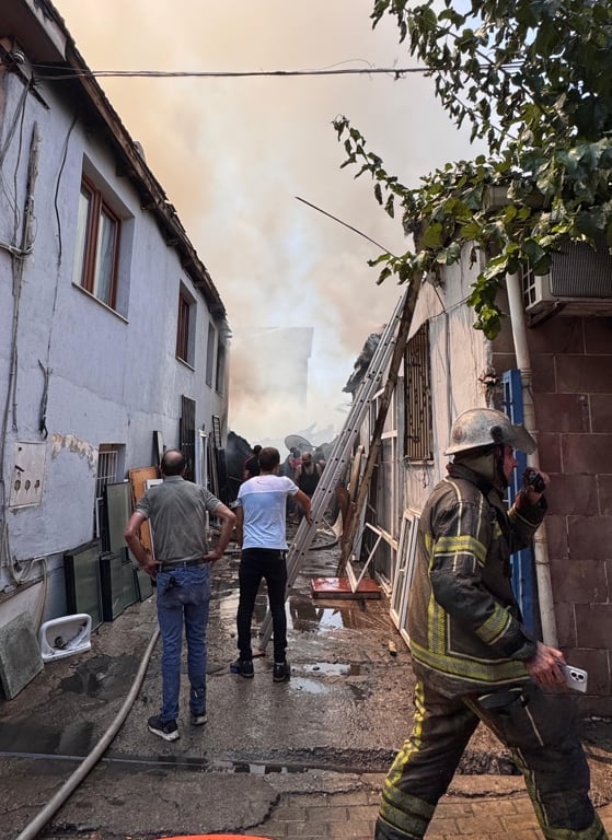 Izmir De Eve Baslayan Yangin Cevredeki Evlere Sicradi