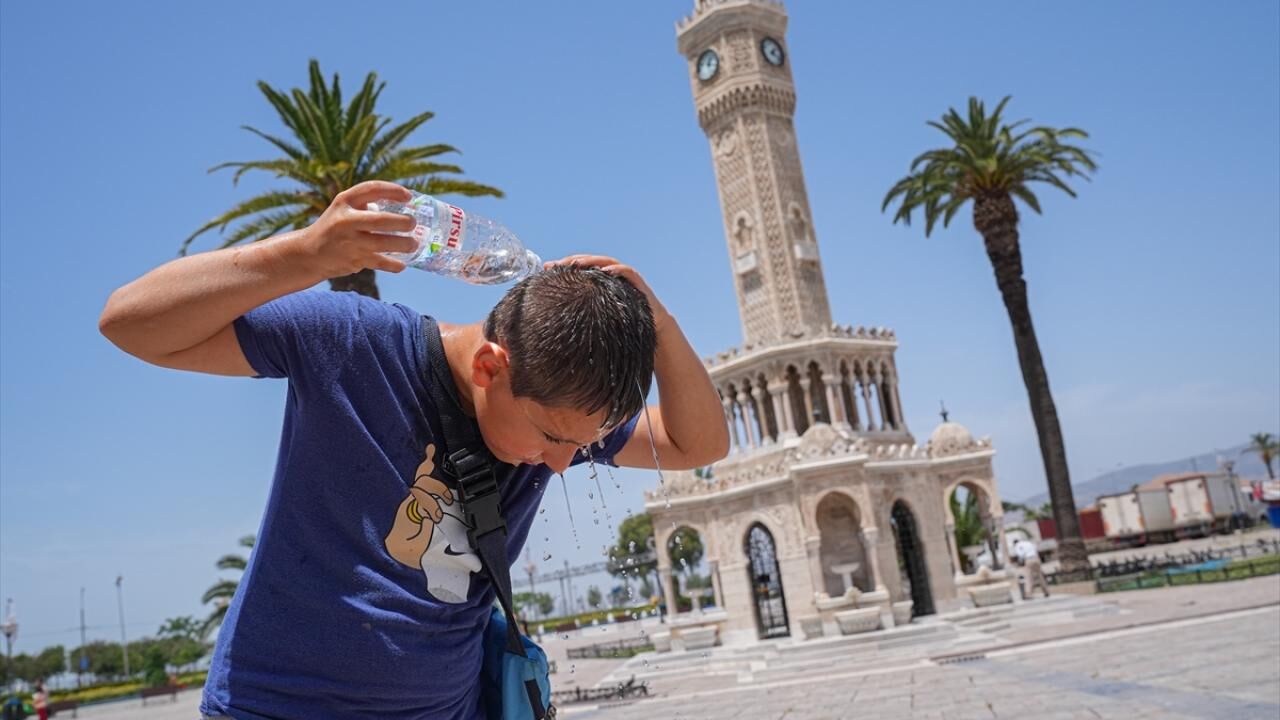 Izmir Sicak Hava Aa 2242785