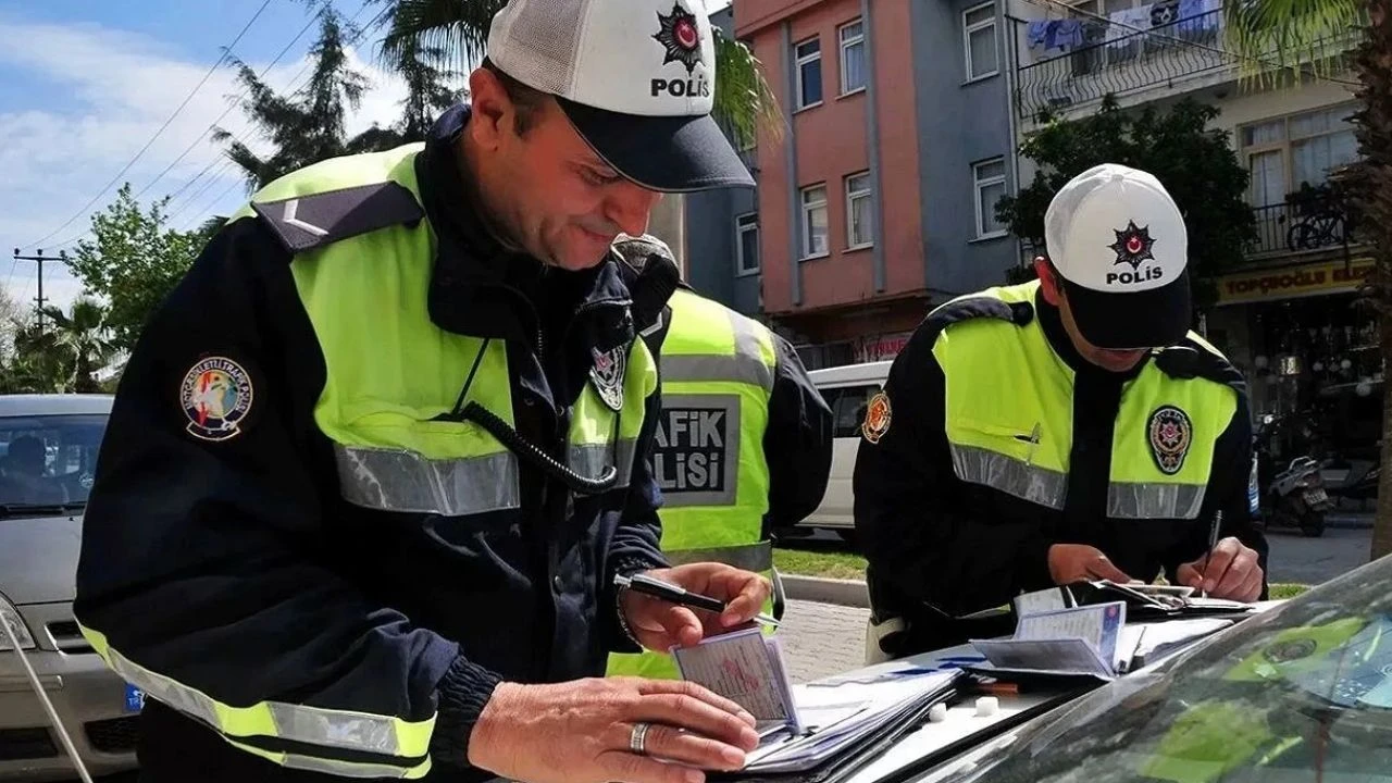 Izmirde Polisten Kacarken Tira Carpti 69 Bin Lira Ceza Yedi.jpg