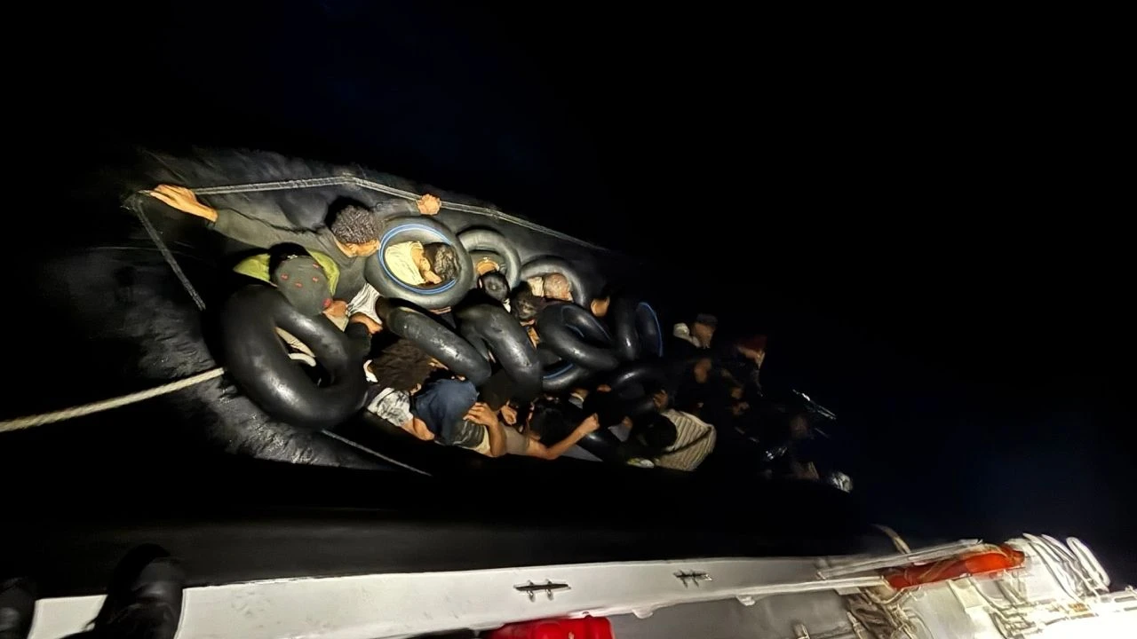 Izmirin Uc Ilcesinde Operasyon 101 Duzensiz Gocmen Kurtarildi