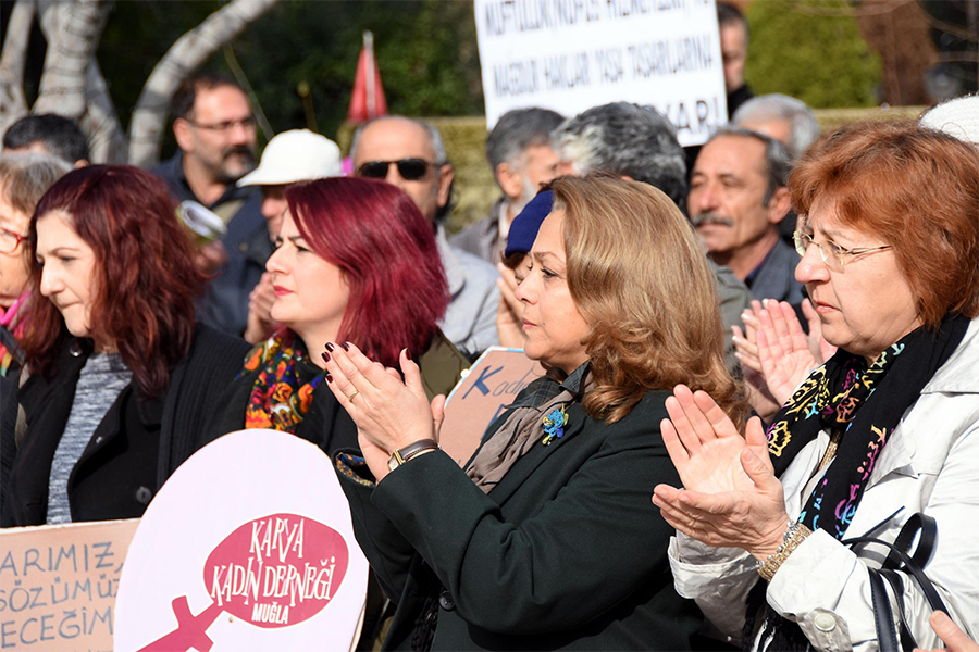 Kadinlardan Tepki Diyanet Kapatilsin Dpue