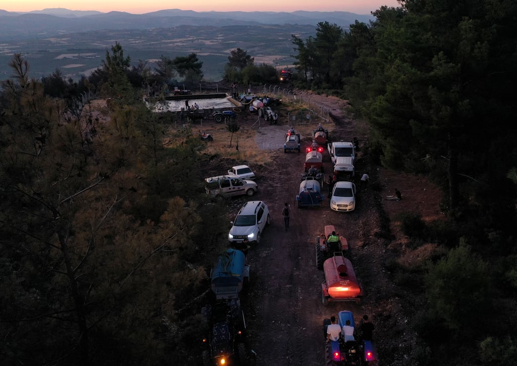 Manisa Daki Yangina Mudahale Suruyor 1 Mahalle Tahliye Edildi 1 Kisi Gozaltinda-1