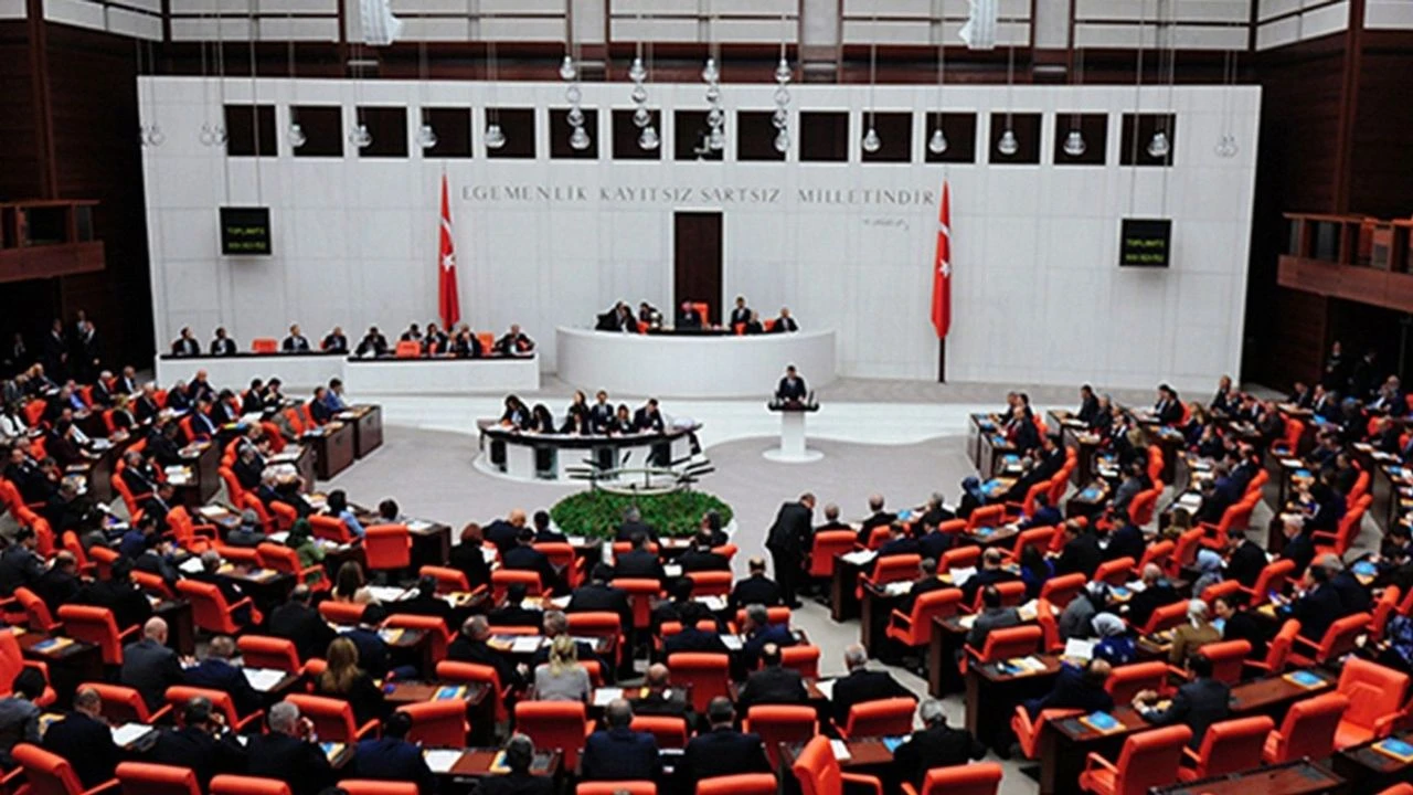 Tbmm Tatile Girdi Muhalefetin Verdigi 1302 Kanun Teklifinden Hicbiri Kabul Edilmedi