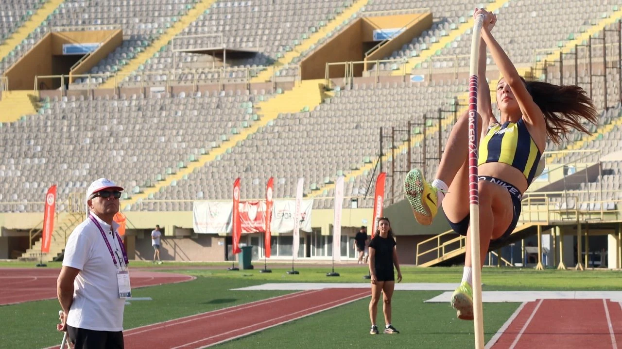Turkiye Buyukler Atletizm Sampiyonasi Izmirde Basladi 1.Jpg