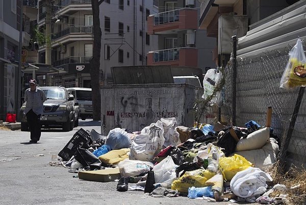 0X0 Izmirde Cop Krizi Devam Ediyor 1753455723460