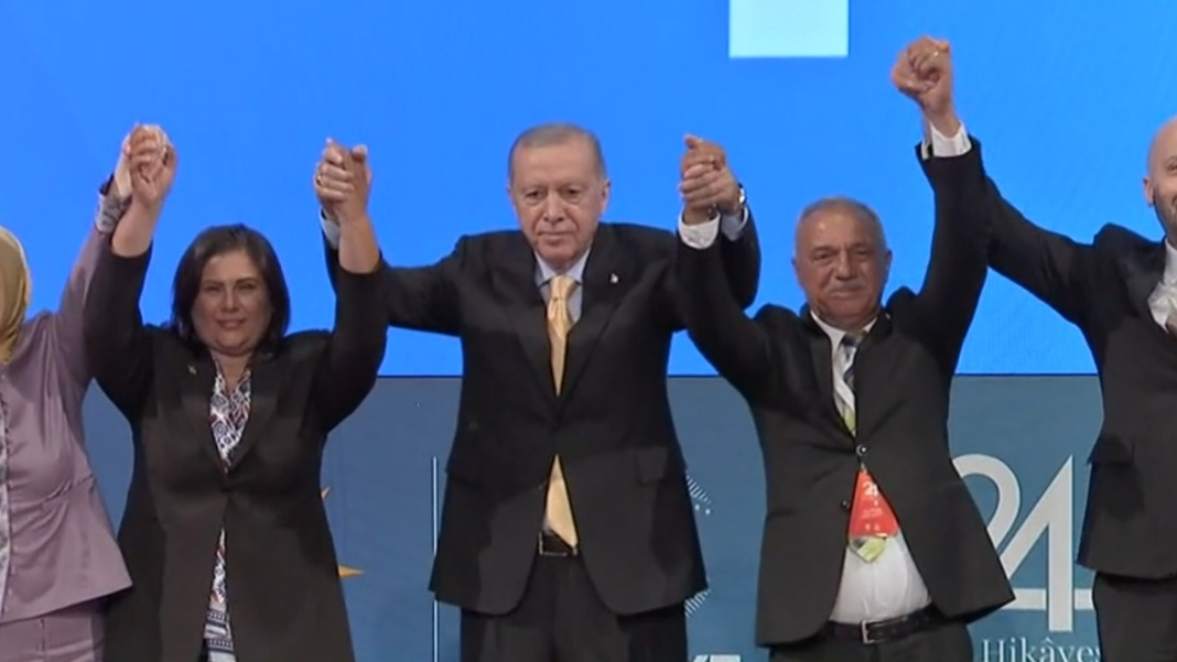 689Ddf623C6Aa Ozlem Cerciogluna Rozetini Cumhurbaskani Erdogan Takti