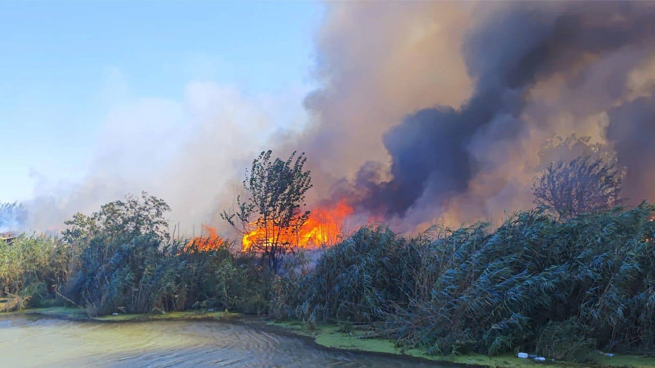 Adanada Tarim Iscilerinin Cadirlarinda Yangin 4 Cadiri Kullanilamaz Hale Geldi