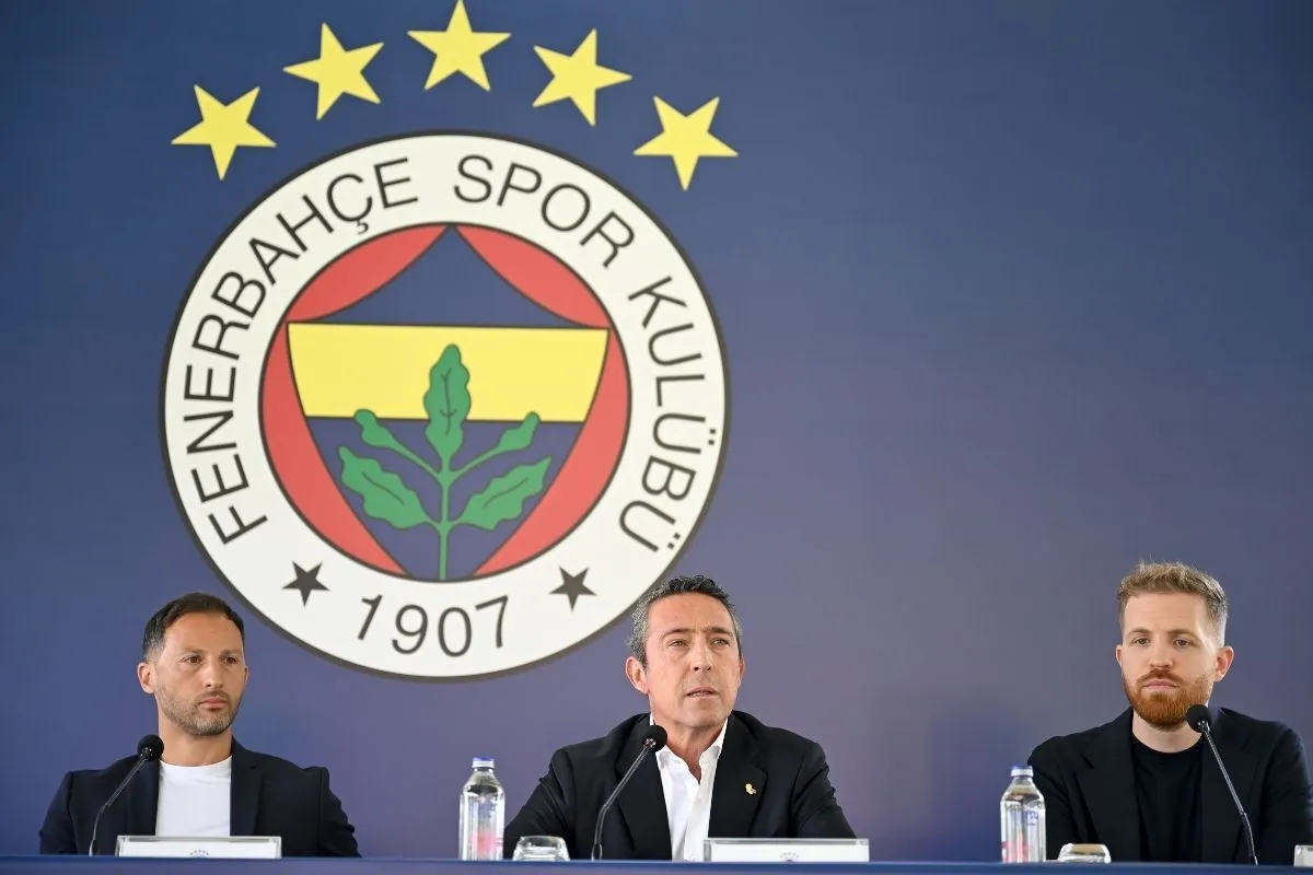 Fenerbahce Teknik Direktoru Tedesco Icin Can Bartu Tesislerinde Imza Toreni Duzenlendi.jpg