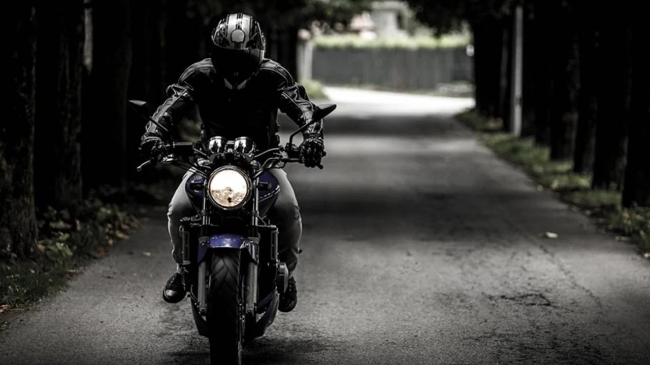 Motosikletlere Zorunlu Trafik Sigortasi Yolda 971V Cover