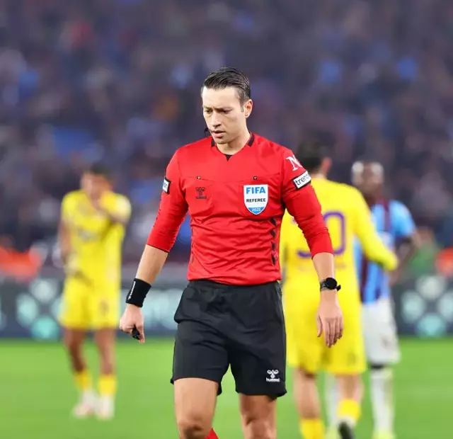 152 Hakem Arasinda Zorbay Kucuk De Var Yonettigi 19196340 4228 M