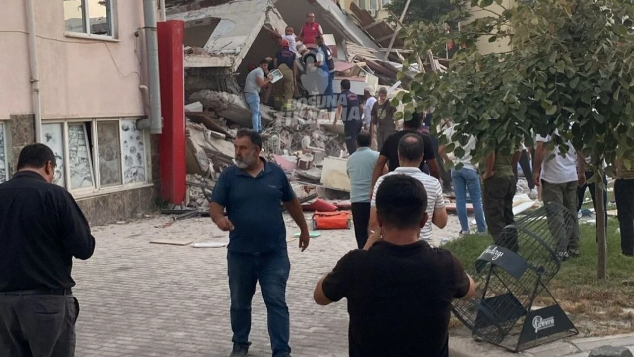 Balikesirde Deprem Sonrasi Bir Bina Coktu P5Nx Cover