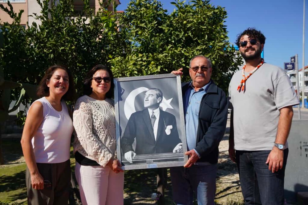 Çeşme Belediyesi’nden Muhtarlar Haftasında Anlamlı Hediye Atatürk Tablosuphoto 2025 10 21 13 54 21 2
