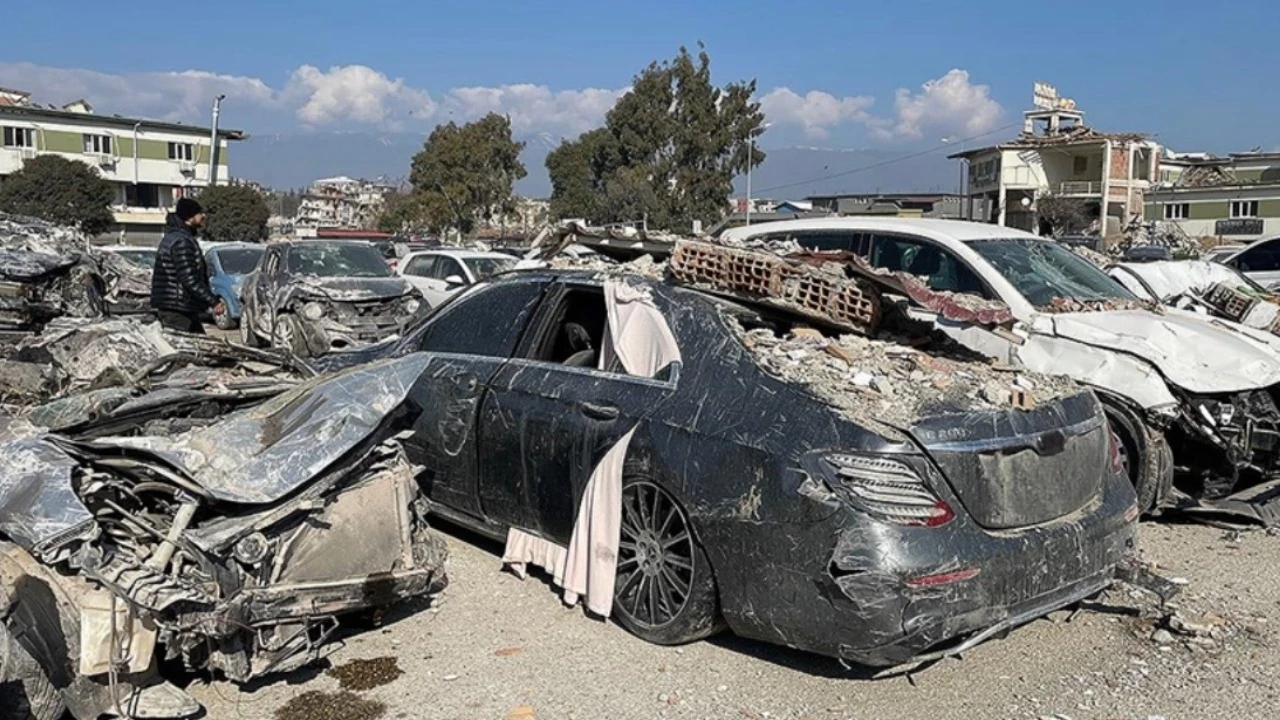 Deprem Bolgesinden Hasarli Arac Topluyorlardi Amaclari Ortaya Cikti Gymn