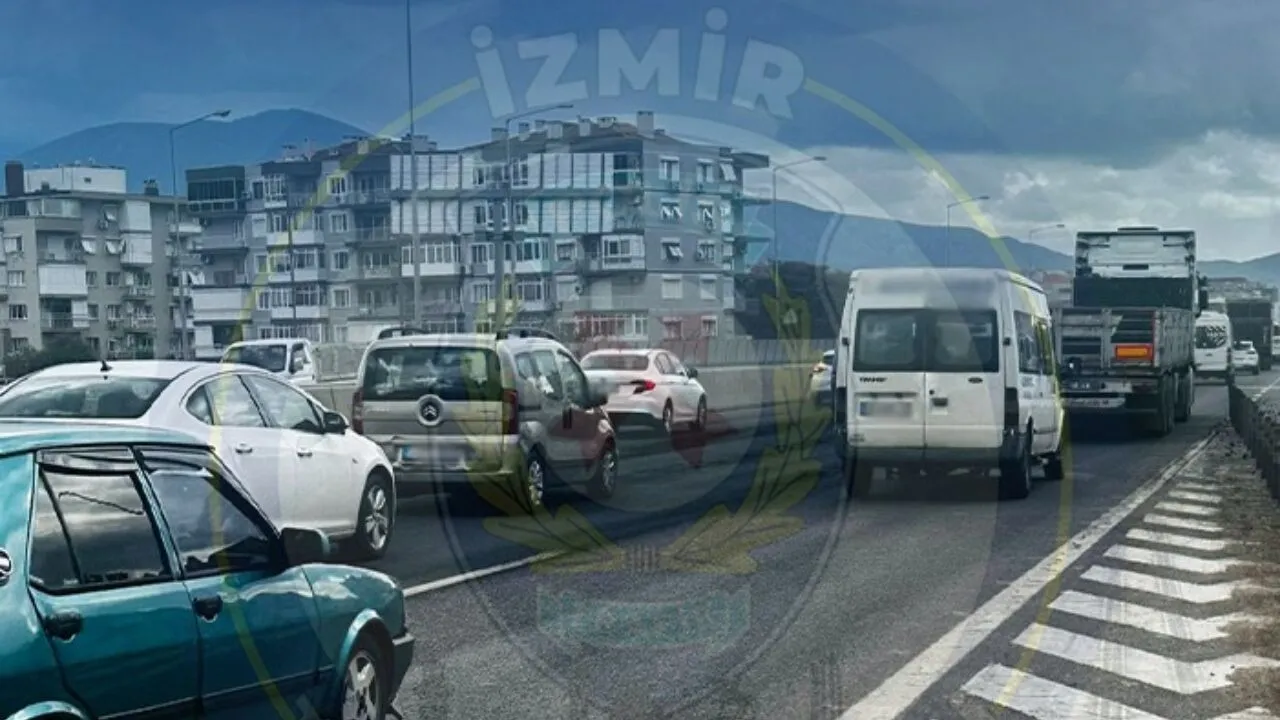 Izmirde Yola Komur Dokuldu Trafik Kilitlendi Guzergahta Calismalar Devam Ediyor