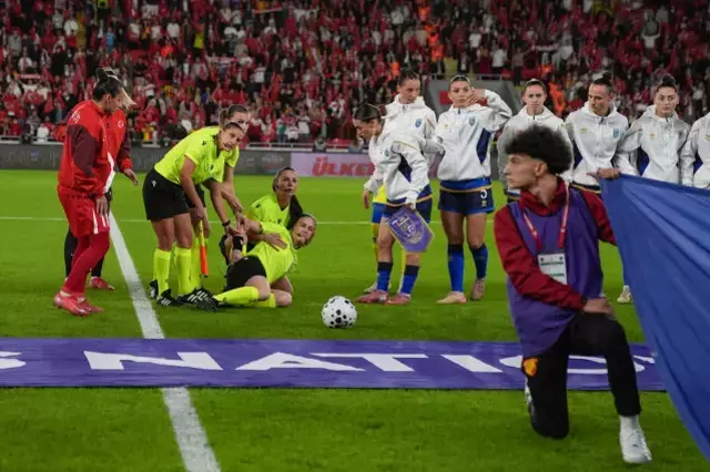 Milli Macta Korku Dolu Anlar Hakem Bir Anda Yere 19196275 7962 M