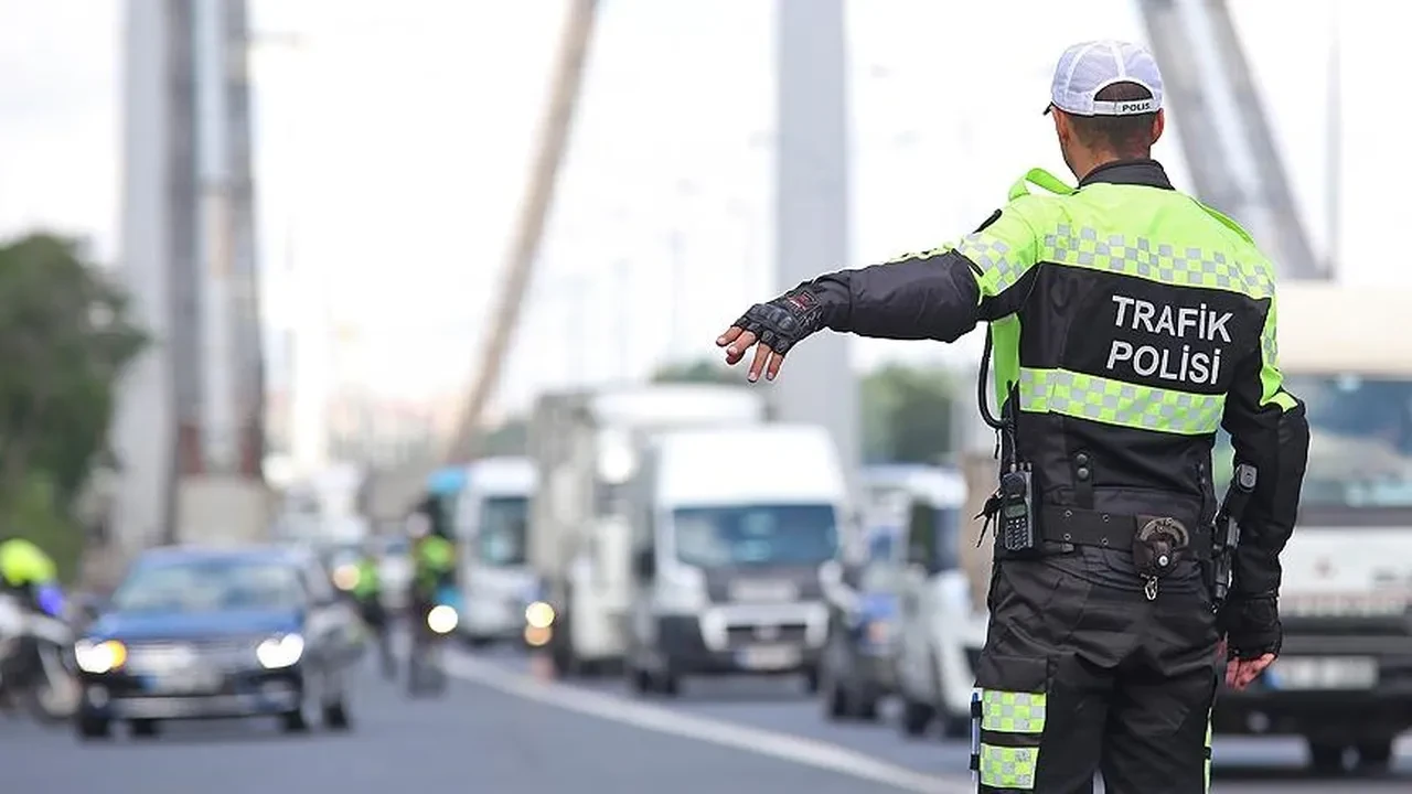 Trafikte Sosyal Medya Cezasi Yolda Makas Atan Video Ceken Yandi 3254165 202510070906 2