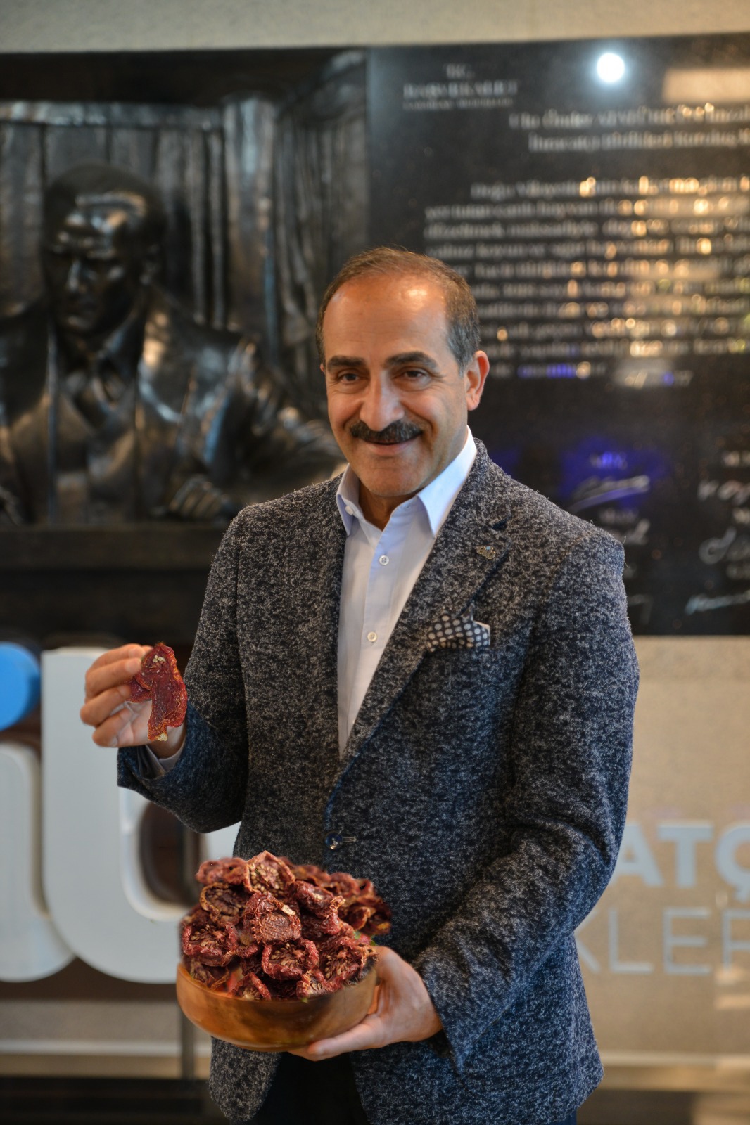 1762503433 H A Y R E T T I N U C A K 2