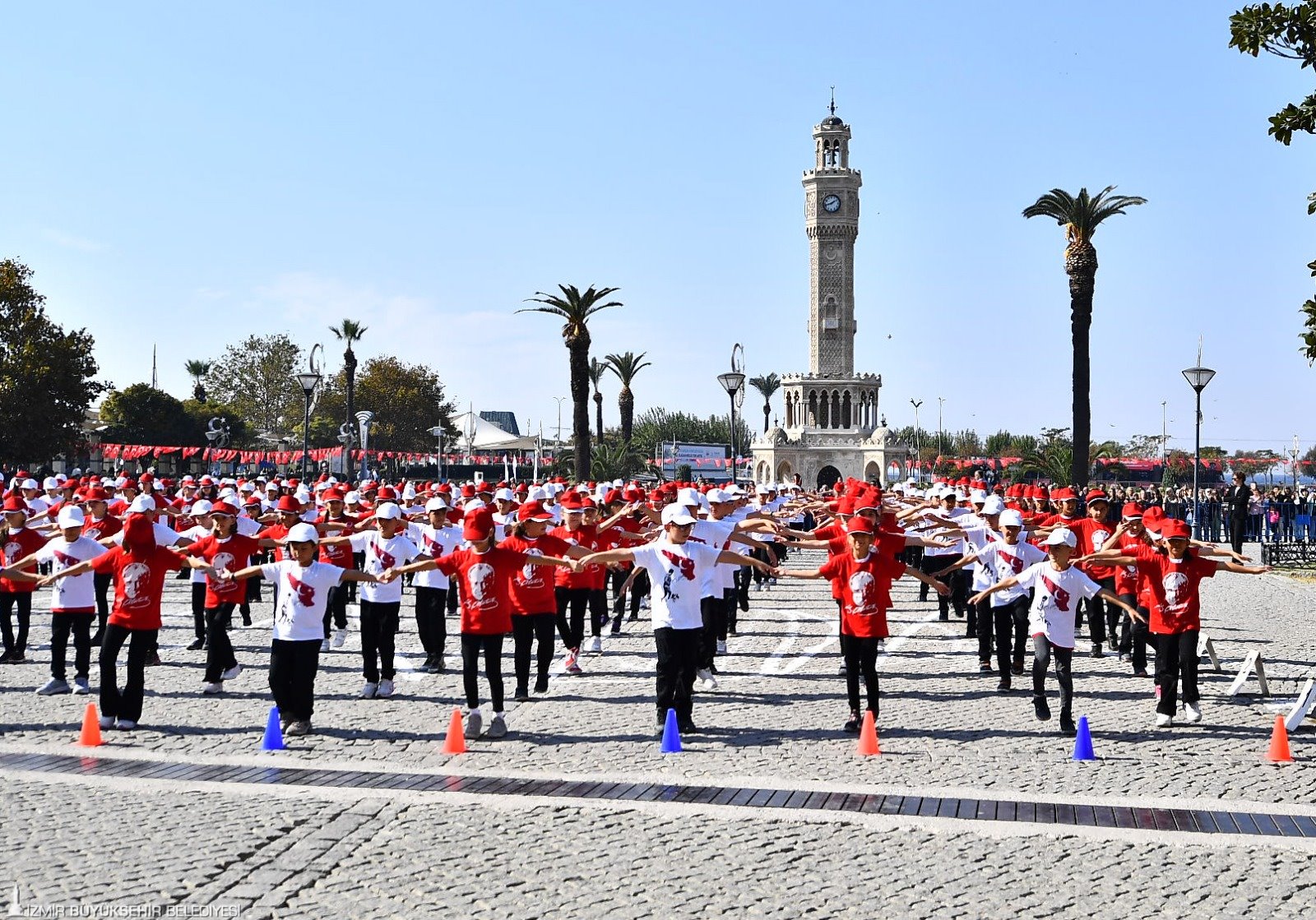 İzmir'de Cumhuriyet'in 102. yıl dönümü kutlandı