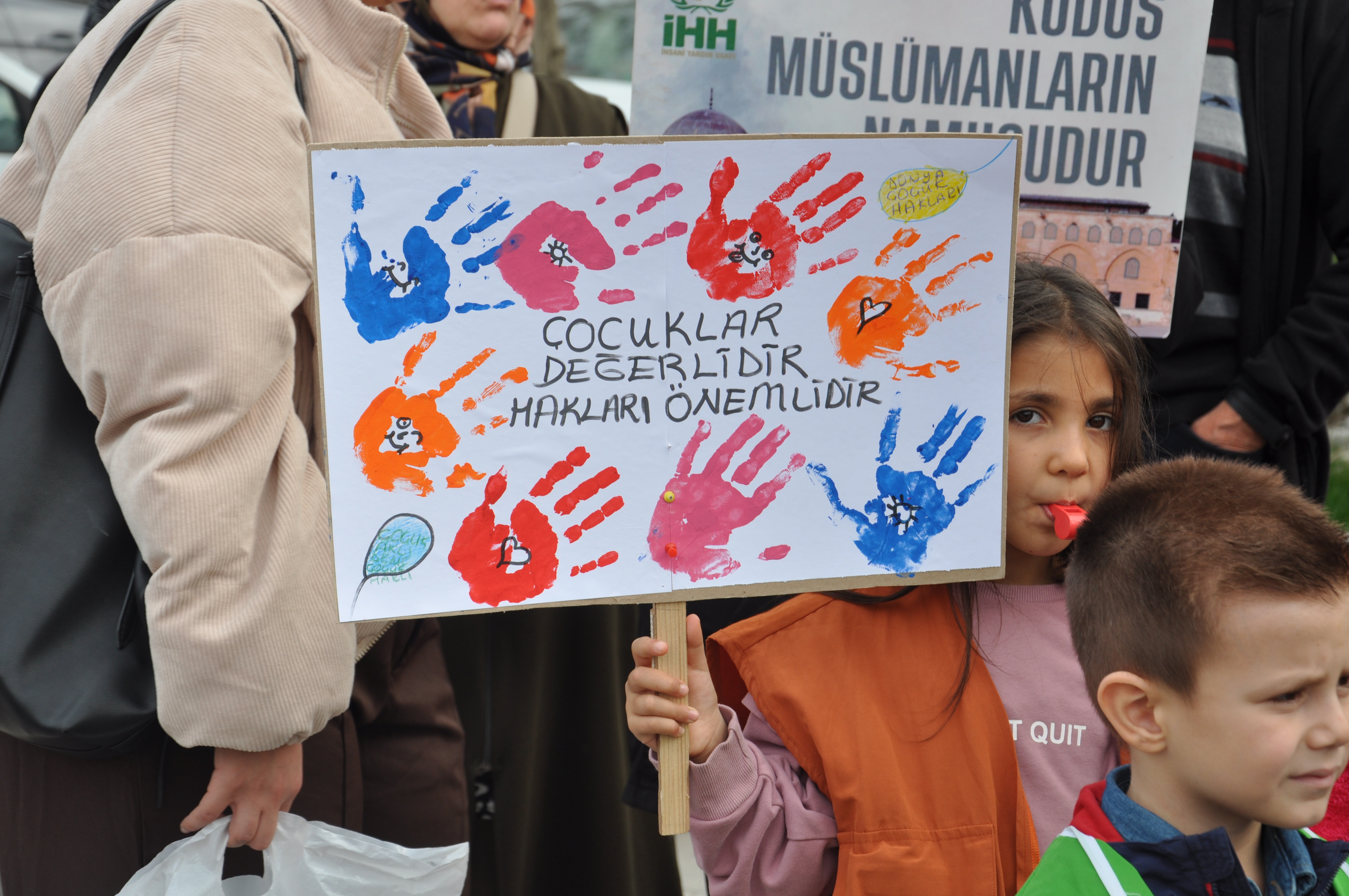 A A 20251122 39775924 39775921 K U T A H Y A D A C O C U K L A R F I L I S T I N L I A K R A N L A R I N A D E S T E K I C I N Y U R U D U