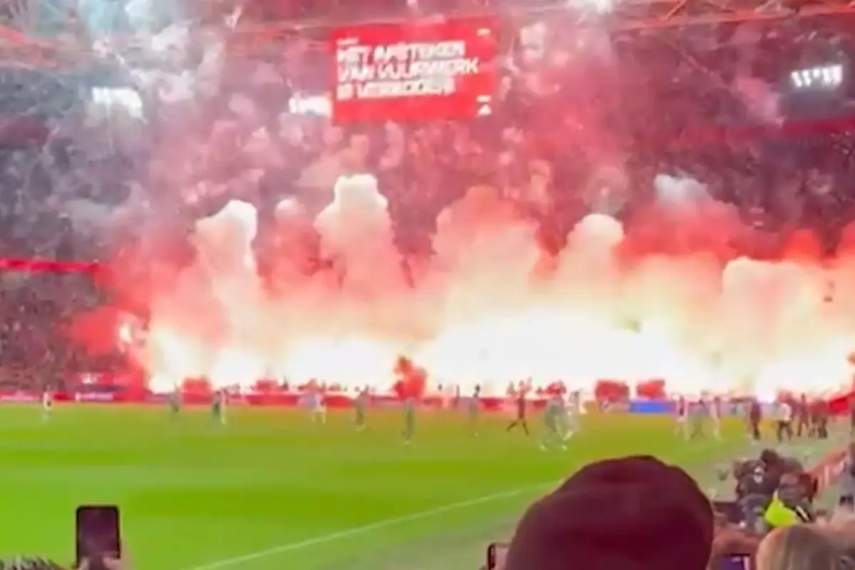 Ajax Taraftari Adeta Stadi Yakti Hakem Maci 19309188 9274 Amp