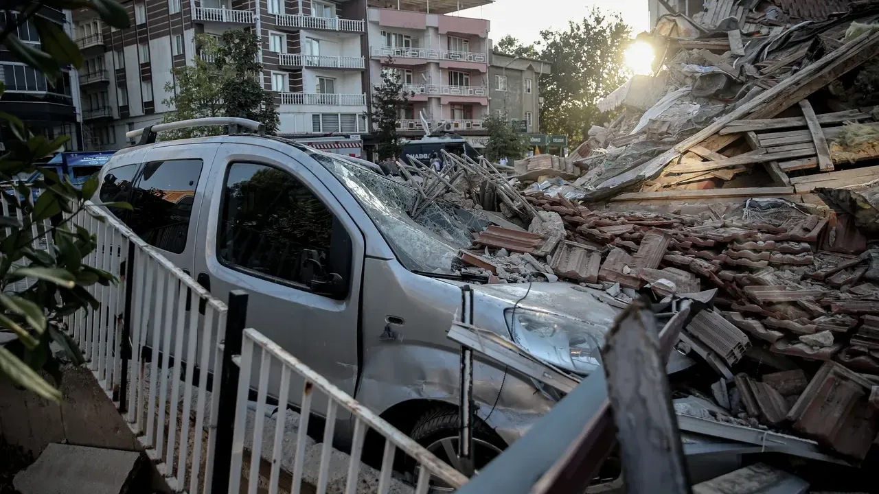 Balikesirdeki Siddetli Depremin Artcilari 100U Asti Dakika Basi Sarsinti 3240712 202508110745 3 2