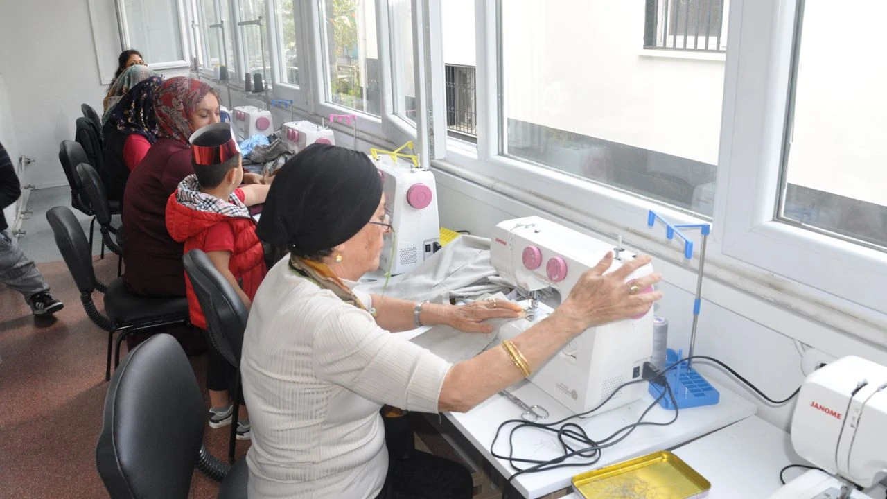 Bayindirda Kurslara Katilan Kadinlar Meslek Ogreniyor1