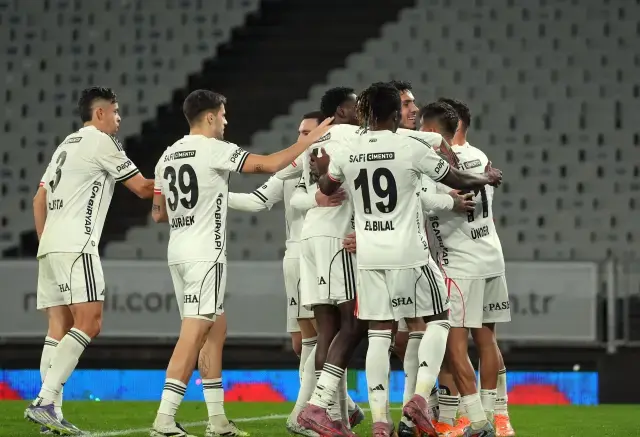 Besiktas Fatih Karagumruk Karsisinda Moral 19309075 7610 M