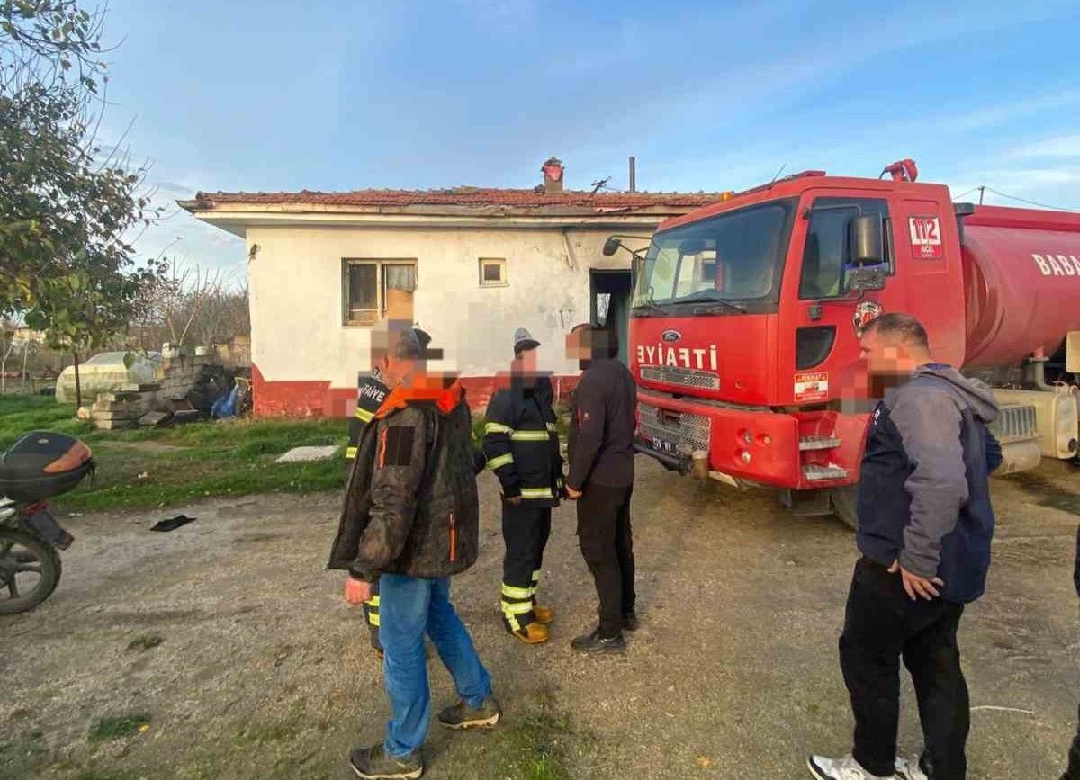 Bosandigi Esi Ve Kiz Arkadasinin Beraber Yasadigi Evi Benzin Dokup Yakti 1 Olu 1 Yarali 1