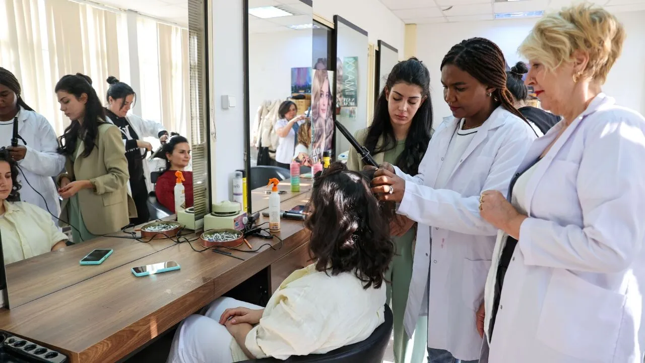 Bucada Kadin Istihdamina Katki Kuaforluk Kurslari Basladi Buca Belediyesi Kadin Istihdamini Gucle 2