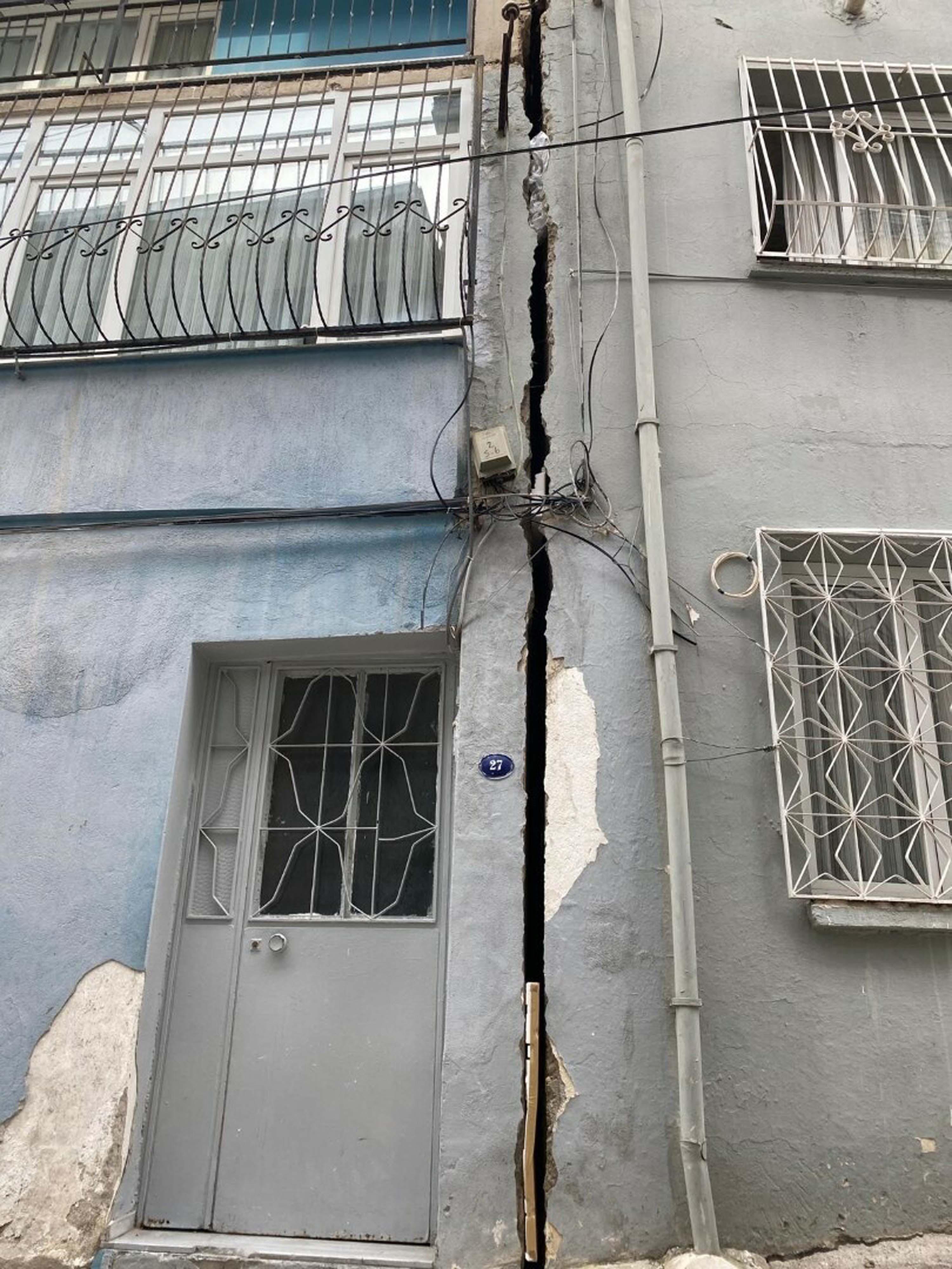 I Z M I R D E E V L E R I N D E C A T L A K L A R O L U S A N M A H A 1022700 303467