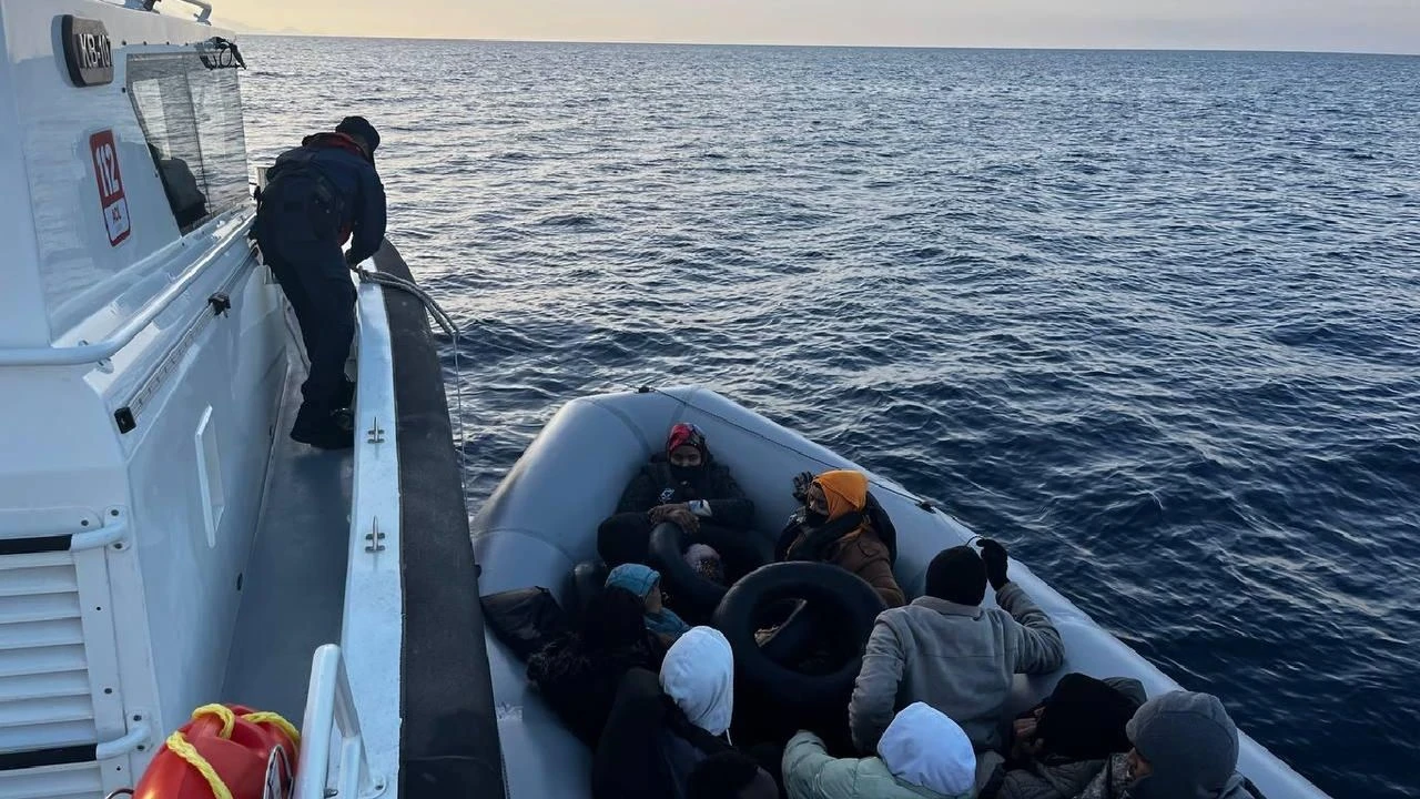 Izmir Aciklarinda 10 Duzensiz Gocmen Yakalandi