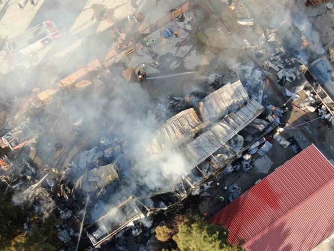 Izmir De Kabus Santiyede Yangin Panigi 5 Konteyner Ve 2 Arac Kul Oldu Isciler Canini Zor Kurtardi 1 1763397799