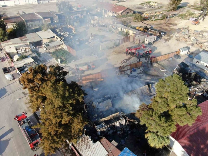 Izmir De Kabus Santiyede Yangin Panigi 5 Konteyner Ve 2 Arac Kul Oldu Isciler Canini Zor Kurtardi 2 1763397799