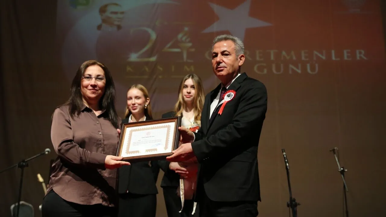 Izmirde 24 Kasim Ogretmenler Gunu Torenle Kutlandi