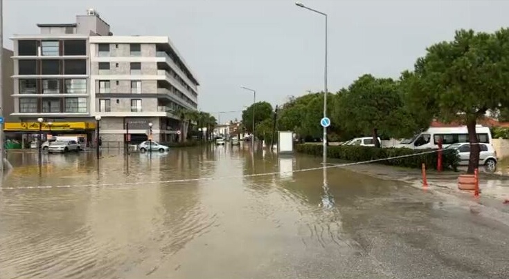 Izmirde Saganak Etkili Oldu (3) 1038607 308238 (3)