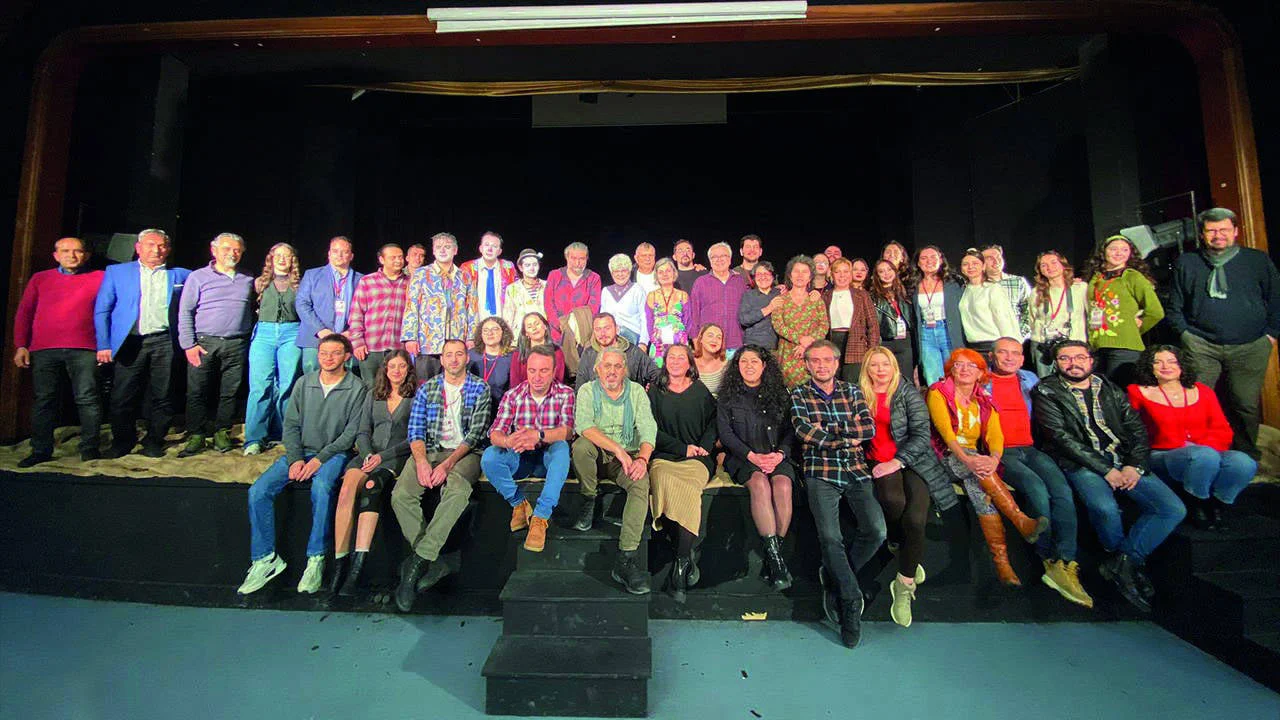 Uluslararasi Izmir Tiyatro Festivali Basladi Sahne Genclerin