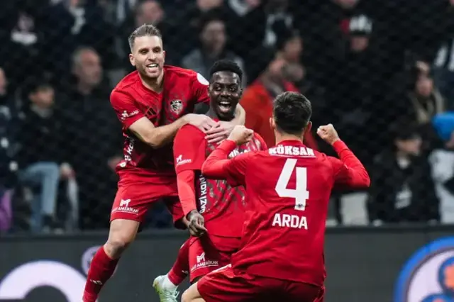 4 Gollu Duello Besiktas Gaziantep Fk Ile 19336903 5440 M