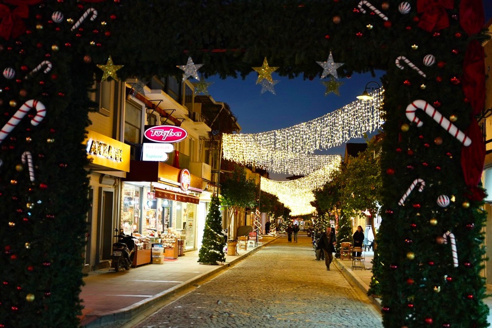 Çeşme’de Yılbaşı Coşkusu Meydanlara Taşınıyorphoto 2025 12 13 11 47 16