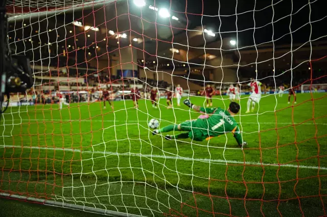 Galatasaray Monaco Dan Eli Bos Dondu 19340962 8124 M