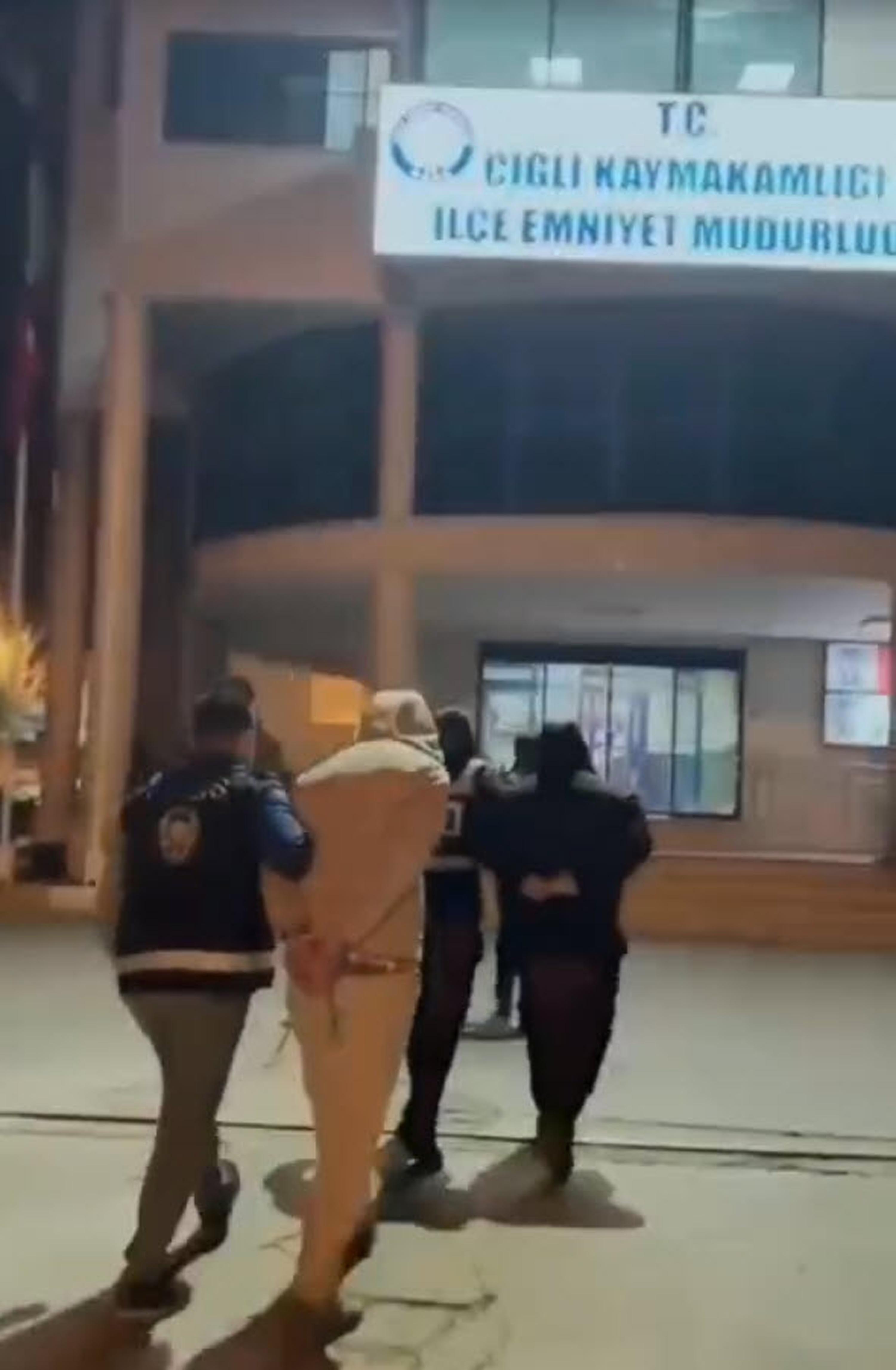 I Z M I R D E 3 A Y R I A D R E S E U Y U S T U R U C U O P E R A S 1063150 315455