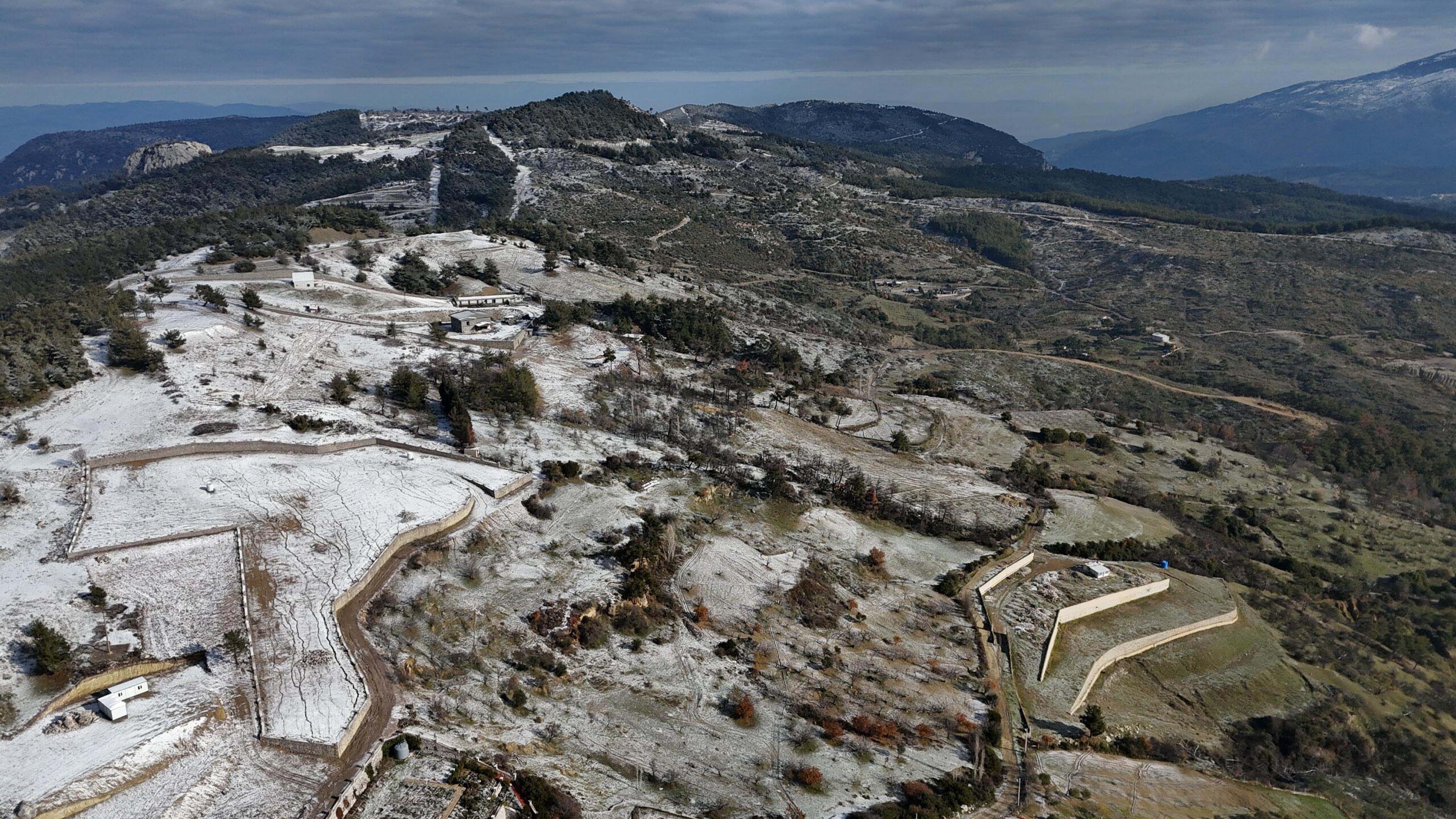 I Z M I R I N Y U K S E K K E S I M L E R I N E M E V S I M I N I L K 1086101 322335